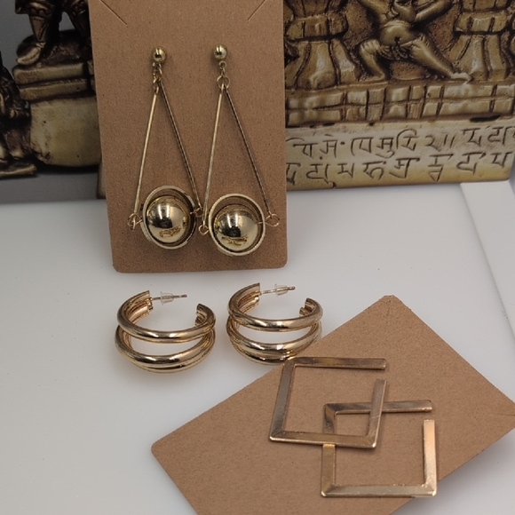 Elegant Gold Geometric Earrings Set - Picture 3 of 7